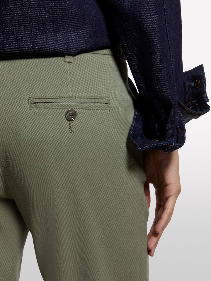 Pantaloni chino verde scuro a sigaretta - pantaloni skinny da donna - Verde Militare | Sisley image number 4